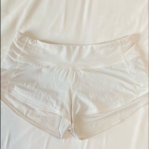 LULULEMON WHITE SPEED UP SHORTS SIZS 4 REG